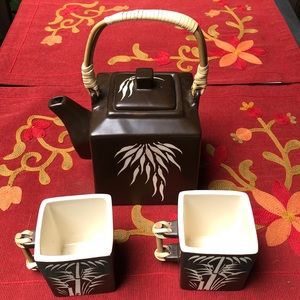 Tea pot and 2 x tea cups